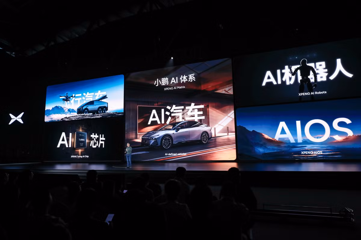 Iron chạy trên chip Turing AI độc quyền của XPENG và hệ thống phần mềm Tianji AIOS, cung cấp trí tuệ cao cấp để nhận thức, di chuyển và tương tác. XPENG nhấn mạnh hệ thống của Iron hiện nay có công suất xử lý 3.000 TOPS. TOPS biểu thị khả năng của một bộ xử lý có thể thực hiện một nghìn tỷ (tera) phép tính mỗi giây.