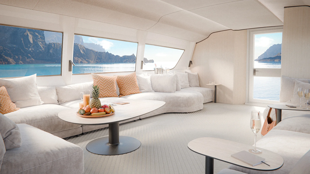 Nếu được đặt hàng trước, Candela cũng sẽ cung cấp P-12 dưới dạng một du thuyền cao cấp với toàn bộ khoang hành khách được thiết kế thành một phòng hạng sang với salon bọc da.