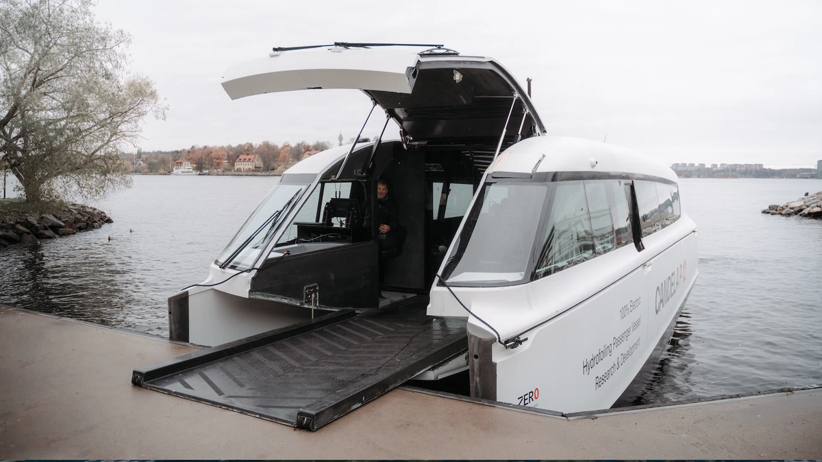 P-12 được thiết kế với 30 chỗ ngồi và có chỗ để xe đạp, ván trượt tuyết hoặc các thiết bị khác. Chiếc phà cánh ngầm chạy điện Candela P-12 đầu tiên đến Mỹ sẽ được neo đậu tại hồ sâu thứ hai trong cả nước, hồ Tahoe cực kỳ nổi tiếng của California.