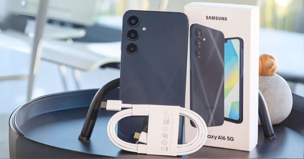 Sự tương đồng giữa Galaxy A16 5G và những người anh em flagship S25 được thể hiện rõ ngay từ lúc lấy ra khỏi hộp. Máy sao chép mọi thứ từ khung phẳng đến các camera được đặt riêng lẻ, chỉ khác về nút chỉnh âm lượng và cảm biến ở cạnh bên.