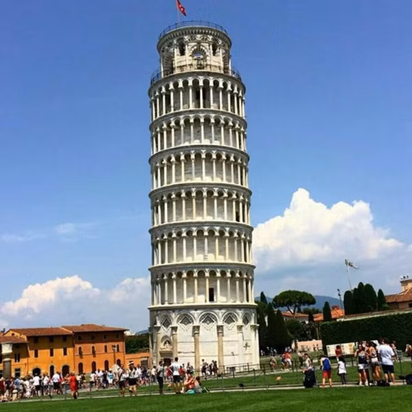 Quá trình xây dựng tháp nghiêng Pisa bị ngắt quãng và người ta mất khoảng 200 năm mới hoàn thành xong.