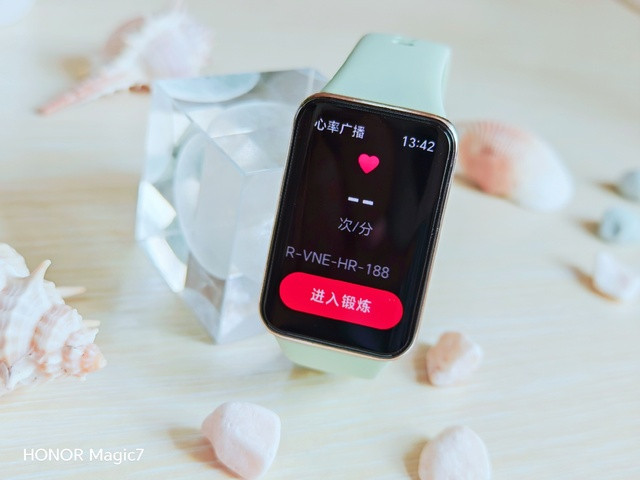 Đặc biệt, công nghệ AI của HONOR giúp phát hiện sớm các vấn đề như rung nhĩ, nhịp tim bất thường và ngưng thở khi ngủ, đem lại sự yên tâm cho người dùng. Tính năng “Bản tin sức khỏe buổi sáng” (Morning Health Briefing) cung cấp cái nhìn tổng quan về sức khỏe mỗi ngày, giúp bạn kiểm soát và cải thiện tình trạng sức khỏe cá nhân.