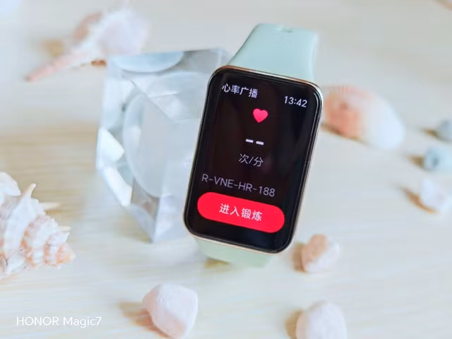 Đặc biệt, công nghệ AI của HONOR giúp phát hiện sớm các vấn đề như rung nhĩ, nhịp tim bất thường và ngưng thở khi ngủ, đem lại sự yên tâm cho người dùng. Tính năng “Bản tin sức khỏe buổi sáng” (Morning Health Briefing) cung cấp cái nhìn tổng quan về sức khỏe mỗi ngày, giúp bạn kiểm soát và cải thiện tình trạng sức khỏe cá nhân.