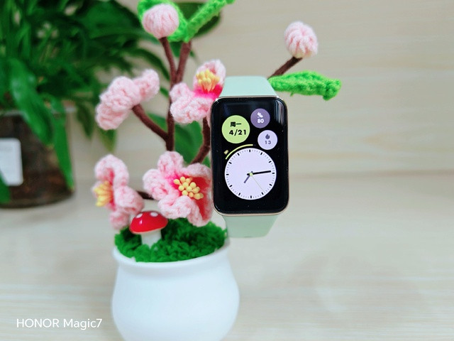 Sở hữu bộ tính năng theo dõi sức khỏe toàn diện. Thiết bị không chỉ đo nhịp tim 24/7, nồng độ oxy trong máu SpO2, mà còn phân tích giấc ngủ nâng cao, phát hiện căng thẳng và theo dõi chu kỳ kinh nguyệt.