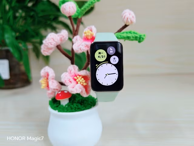 Sở hữu bộ tính năng theo dõi sức khỏe toàn diện. Thiết bị không chỉ đo nhịp tim 24/7, nồng độ oxy trong máu SpO2, mà còn phân tích giấc ngủ nâng cao, phát hiện căng thẳng và theo dõi chu kỳ kinh nguyệt.