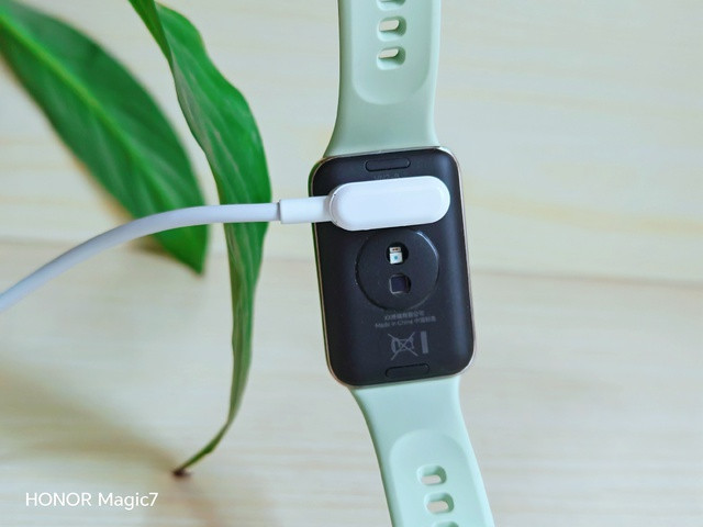 Với thời lượng pin lên đến 14 ngày trong điều kiện lý tưởng, vòng đeo tay HONOR Band 10 đảm bảo bạn không phải lo lắng về việc sạc thường xuyên.