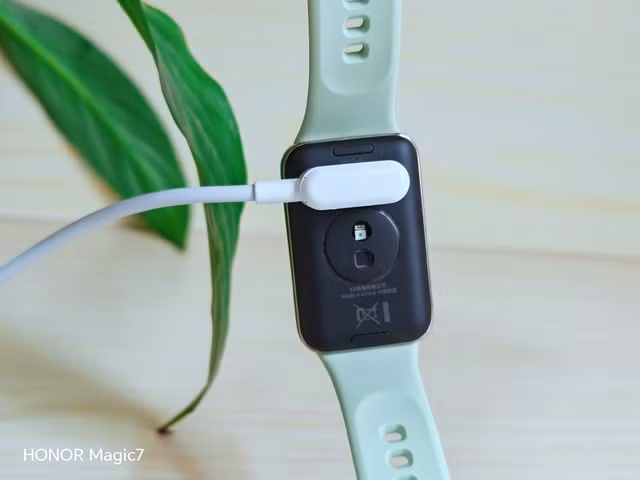 Với thời lượng pin lên đến 14 ngày trong điều kiện lý tưởng, vòng đeo tay HONOR Band 10 đảm bảo bạn không phải lo lắng về việc sạc thường xuyên.