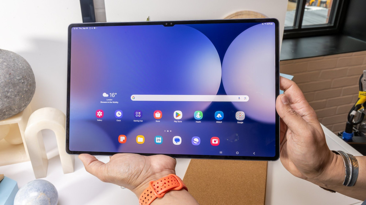Samsung Galaxy Tab S10 Ultra – 28,9 triệu đồng. Tab S10 Ultra của Samsung là một cỗ máy 14,6 inch mạnh mẽ, phù hợp cho cả chơi game và làm việc. 