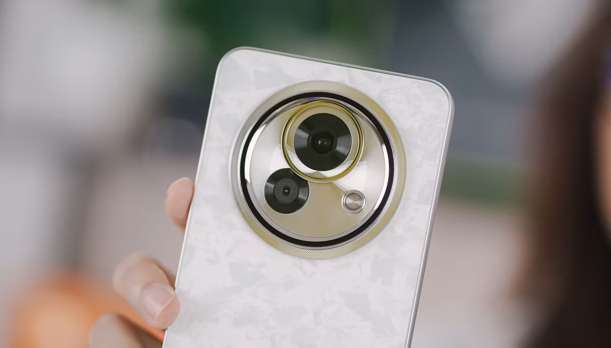 Đây là cụm camera chính của máy, được tạo thành từ những vòng tròn khá lạ lẫm. Đây là một kiểu thiết kế mang tính phá cách và hiếm thấy trên thị trường. Tất nhiên cũng có người khen đẹp, có người chê xấu, nhưng nhìn chung không thể phủ nhận đây là một kiểu thiết kế độc đáo.