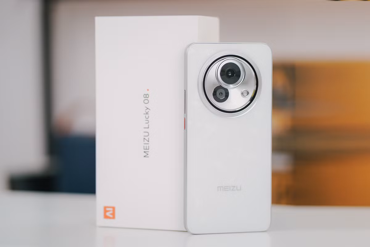 Meizu Lucky 08 có kích thước cụ thể 163 x 77.5 x 8.6mm và có trọng lượng 202g mang đến cảm giác cầm nắm đầm chắc trong lòng bàn tay. Chúng ta sẽ không thể đòi hỏi được chiếc máy này có thể mỏng và nhẹ hơn một chút được vì bên trong thân hình này là một viên pin có dung lượng lên đến 6000mAh, thỏa sức cho bạn sử dụng suốt cả ngày dài mà không phải lo đến việc hết pin.