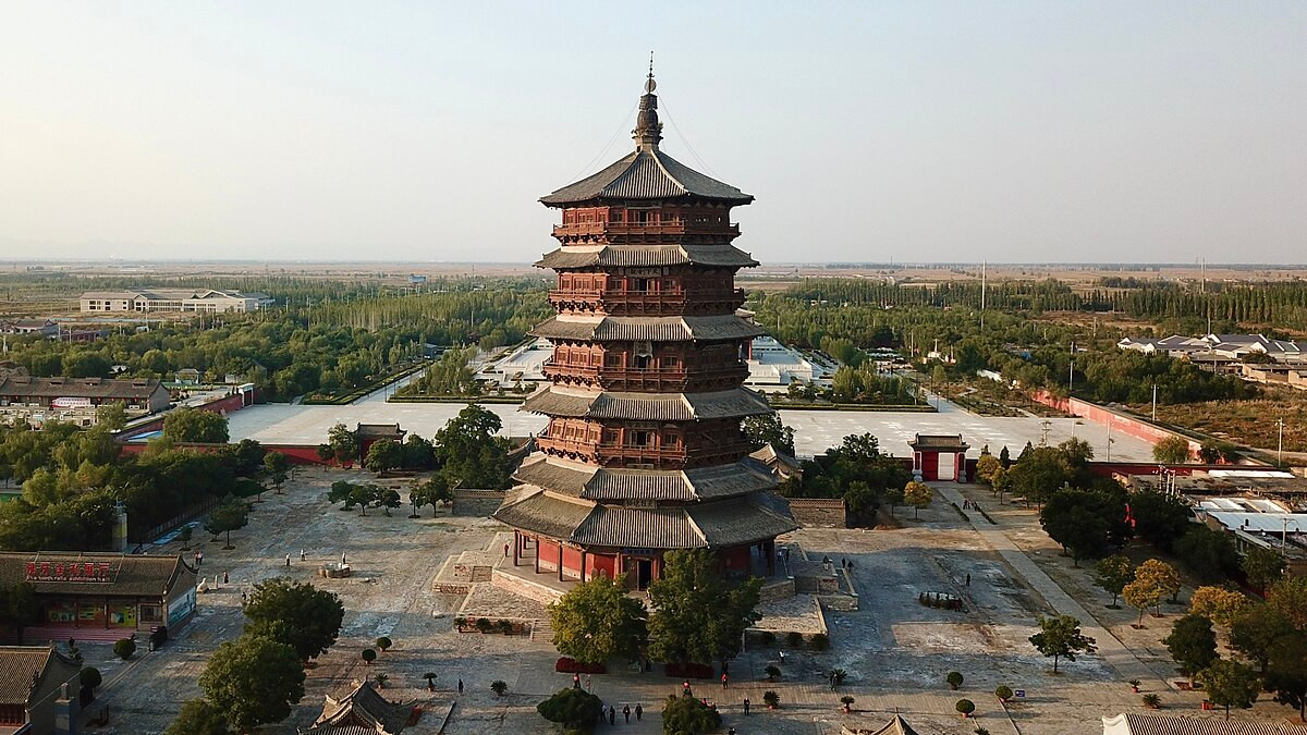 Với chiều cao 67 mét và 9 tầng, ngôi chùa này là công trình kiến trúc gỗ nhiều tầng cổ nhất còn tồn tại trên thế giới, đồng thời cũng là công trình gỗ cao nhất trong loại hình này. Được công nhận vì giá trị lịch sử và kiến trúc đặc biệt, nó đã được UNESCO liệt kê là Di sản Thế giới.