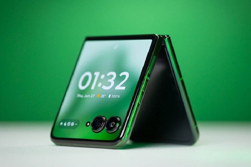  Theo danh sách Geekbench, mẫu điện thoại mới sẽ được gọi là Motorola Razr Ultra 2025, thay vì Razr 60 Ultra như dự đoán trước đó. Điều này đánh dấu một sự thay đổi trong quy ước đặt tên của Motorola, khi mà phiên bản toàn cầu sẽ mang tên Razr Ultra, trong khi phiên bản Bắc Mỹ sẽ được gọi là Razr+ 2025. 