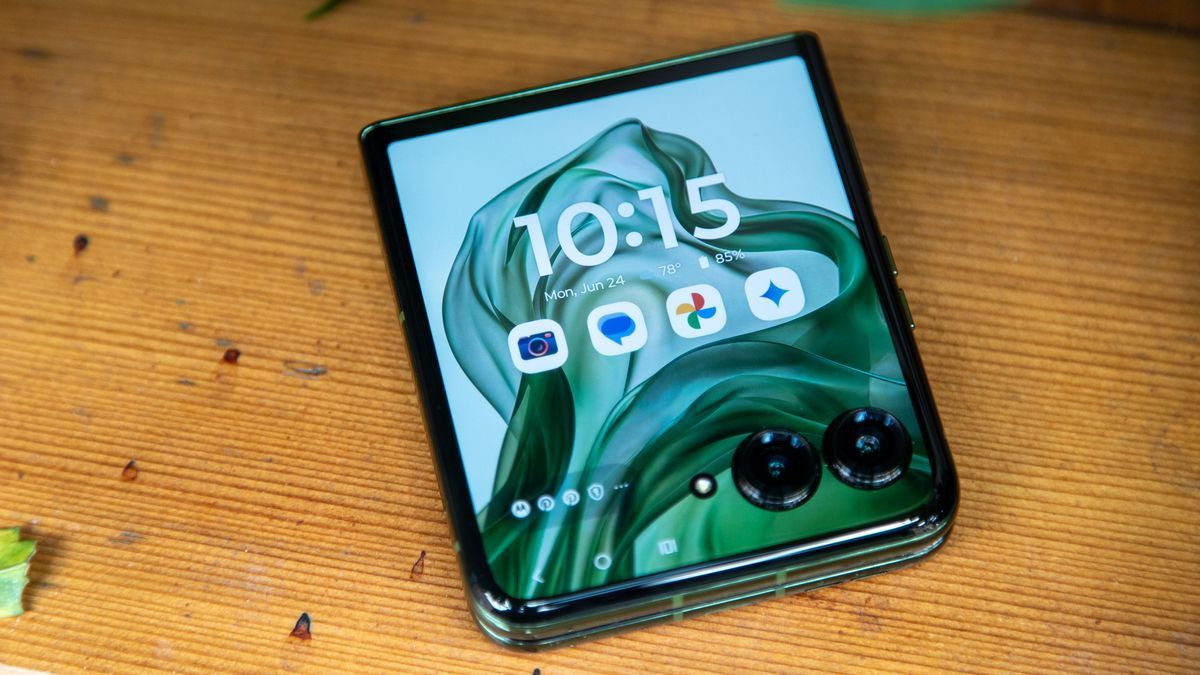  Với bộ đôi Razr 60, Motorola hứa hẹn mang đến sức mạnh, phong cách và một chút bí ẩn với nút bấm mới. Mặc dù danh sách vẫn còn thiếu nhiều thông tin chi tiết, nhưng việc đổi tên và nâng cấp chipset cho thấy Motorola đang chuẩn bị mang đến những bất ngờ thú vị cho mẫu flagship màn hình gập tiếp theo của mình. 