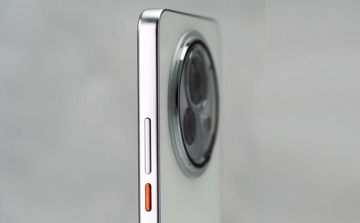 Phần khung viền của chiếc máy này được vát phẳng cạnh và làm nhám, đây là một điểm cộng khá lớn vì phần khung viền nhám này sẽ không để lại quá nhiều dấu vết mồ hôi hay dấu vân tay khi dùng trần. Các phím nguồn, tăng giảm âm lượng hay các lỗ loa, cổng sạc Type-C đều được hoàn thiện khá tốt.