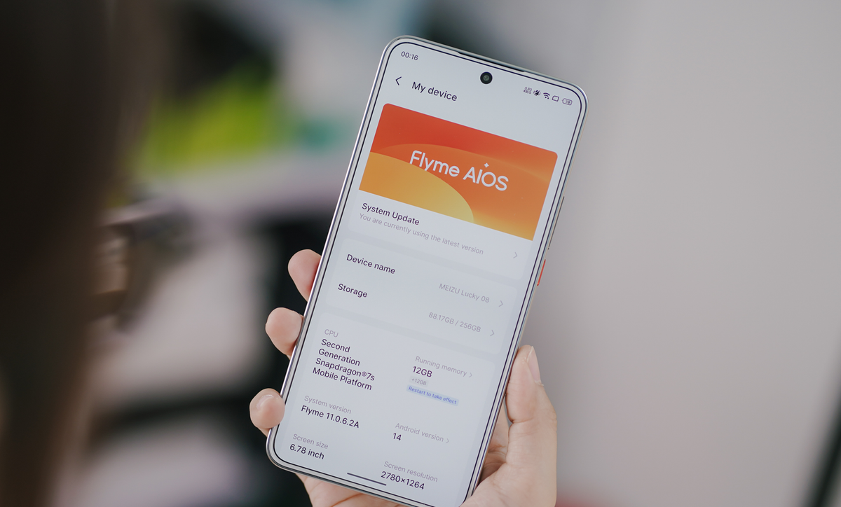 Máy sẽ chạy sẵn Android 14 với giao diện tùy biến Flyme AIOS khi mở bán. Và như mình đã nói ở trên, Meiu muốn đánh mạnh các tính năng AI tạo sinh do chính hãng phát triển trên chiếc máy này. Những tính năng AI có thể kể đến như trả lời cuộc gọi tự động và tóm tắt cuộc gọi, trợ lý AI có thể có thể truy vấn các tìm kiếm mà người dùng yên cầu, phân tích tài liệu AI,...