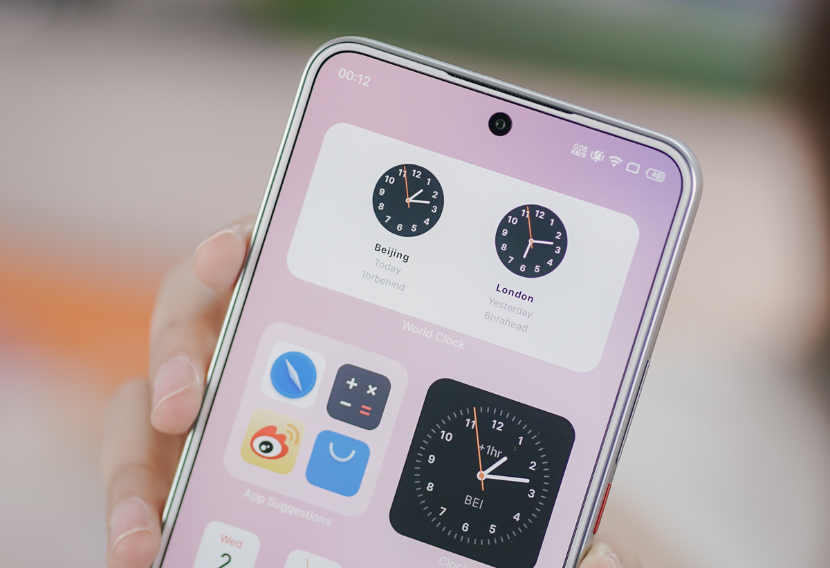 Nhờ vào tấm nền LTPO AMOLED, Meizu Lucky 08 sẽ có độ sáng màn hình lên đến 5000nits, một con số cực kì ấn tượng trong phân khúc này giúp bạn có thể nhìn rõ những nội dung hiển thị bên ngoài trời nắng gắt. Chất lượng hiển thị của màn hình này cũng thực sự rất ấn tượng khi cho độ sắc nét cao, màu sắc rực rỡ với 1 tỷ màu và công nghệ HDR. Nhìn chung, đây là một màn hình có thông số và chất lượng thực sự ấn tượng trong phân khúc này