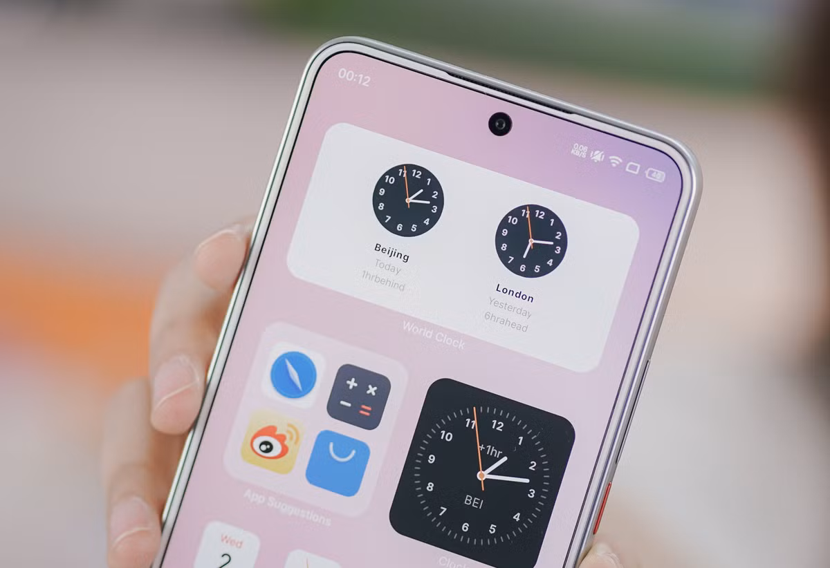  Nhờ vào tấm nền LTPO AMOLED, Meizu Lucky 08 sẽ có độ sáng màn hình lên đến 5000nits, một con số cực kì ấn tượng trong phân khúc này giúp bạn có thể nhìn rõ những nội dung hiển thị bên ngoài trời nắng gắt. Chất lượng hiển thị của màn hình này cũng thực sự rất ấn tượng khi cho độ sắc nét cao, màu sắc rực rỡ với 1 tỷ màu và công nghệ HDR. Nhìn chung, đây là một màn hình có thông số và chất lượng thực sự ấn tượng trong phân khúc này