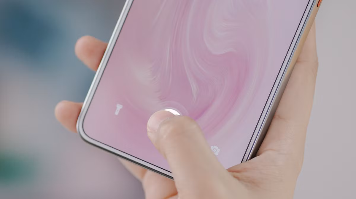 Màn hình này chiếm tỉ lệ lên đến 88.5% tổng thể mặt trước cùng mật độ điểm ảnh 450ppi. Cảm biến vân tay cũng được tích hợp ngay bên dưới màn hình cho phép bạn mở khóa thiết bị nhanh chóng và tiện lợi hơn. 