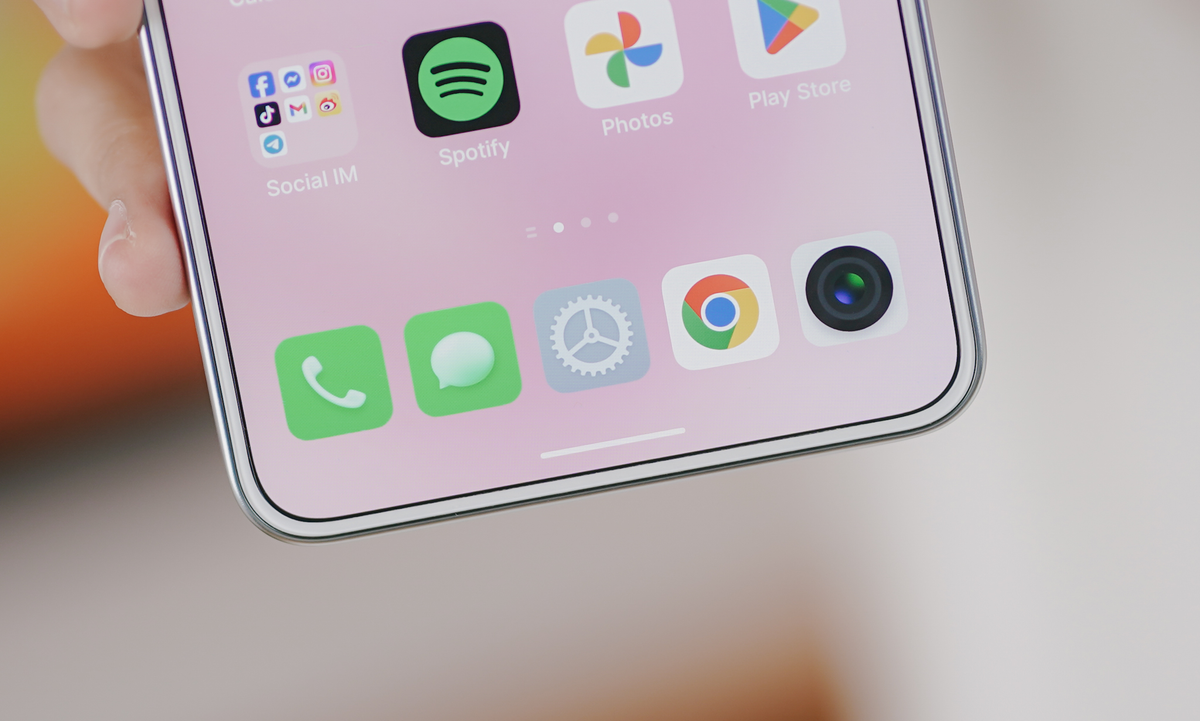 Phần viền màn hình của Meizu Lucky 08 thực sự khá ấn tượng với độ mỏng các viền khá đồng đều, tạo hiệu ứng thị giác tốt. Đặc biệt, những chiếc máy có phiên bản màu trắng giống trên tay đây sẽ có phần viền màn hình được làm giống màu máy trông khá lạ mắt.