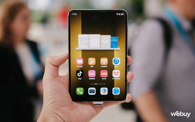 Huawei vừa chính thức ra mắt mẫu điện thoại gập mới mang tên Pura X, được định vị là bước tiến tiếp theo trong chiến lược sản phẩm gập. Khác với những thiết bị gập vỏ sò hoặc gập ngang phổ biến trên thị trường, Huawei Pura X lựa chọn một hướng đi hoàn toàn khác: thiết kế khổ rộng với tỷ lệ màn hình 16:10, một tỷ lệ hiếm thấy trên smartphone ngày nay.