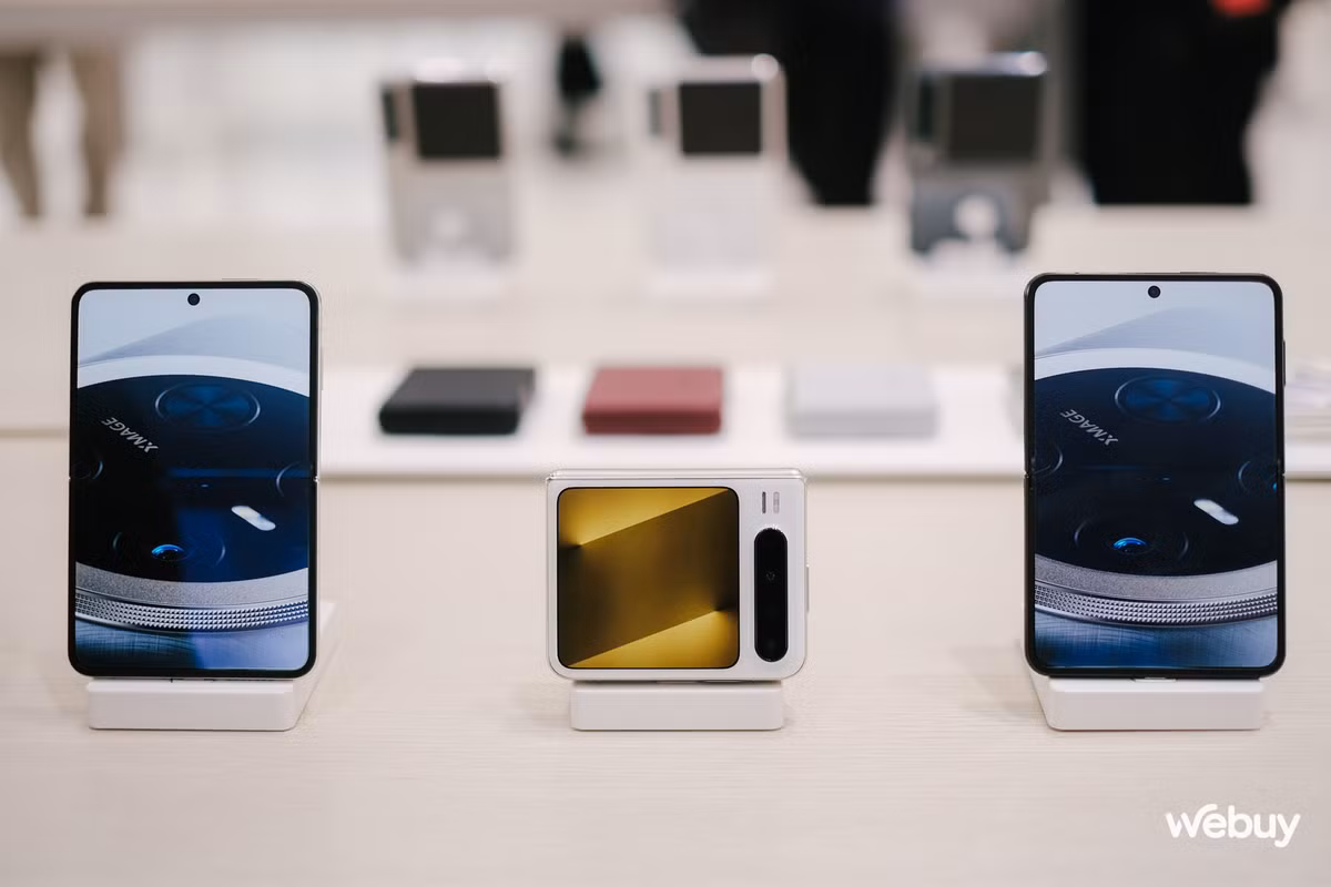  Huawei Pura X sử dụng cơ chế gập dọc. Khi đóng lại, mặt ngoài là một màn hình phụ hình vuông 3,5 inch, tỷ lệ 1:1, độ phân giải 980 x 980 pixel và hỗ trợ tần số quét 120Hz. Màn hình này cho phép người dùng xử lý nhanh thông báo, tin nhắn và cuộc gọi mà không cần mở thiết bị.