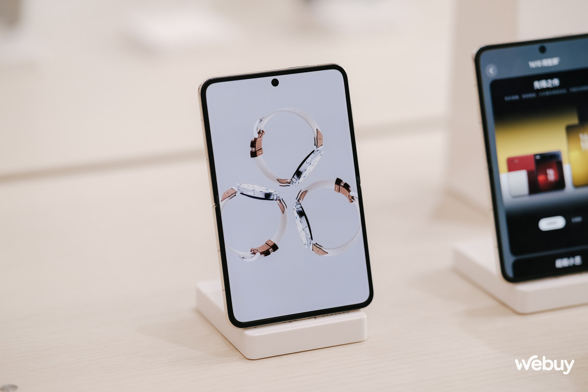 Màn hình chính của chiếc máy này có kích thước 6,3 inch (16:10), viền siêu mỏng, thiết kế "nốt ruồi", độ phân giải 1,5K kèm tần số quét biến thiên 120Hz, độ sáng đạt mức 2.500 nits. Thiết kế màn hình kiểu này khiến không ít người liên tưởng tới các mẫu điện thoại LG VU 2 và VU 3 ngày xưa, vốn cũng là một dòng điện thoại tỷ lệ 4:3 khá độc lạ