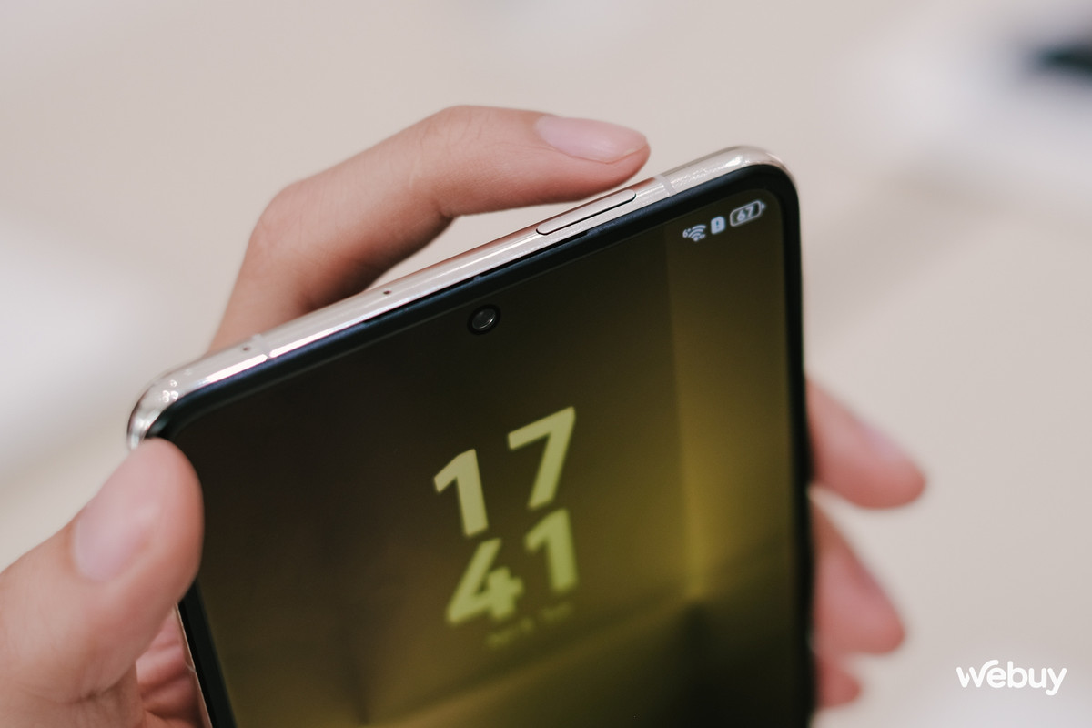 Còn bình thường thì nút nguồn sẽ nằm ở bên cạnh trên như này (giống iPhone 5 ngày xưa vậy)