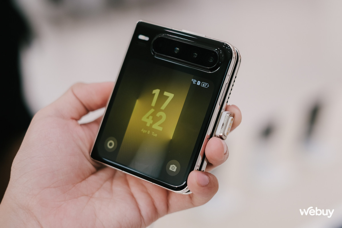 Khi gập lại thì người dùng sẽ cần phải quay ngang máy ra như này mới dùng bình thường được (cổng sạc và nút nguồn lúc này sẽ nằm ở bên phải).