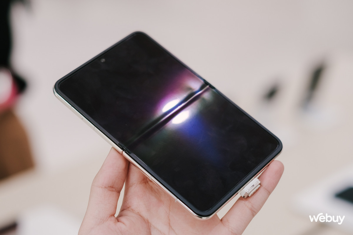 Còn đây là phần nếp gấp màn hình chính, vẫn khá hiện diện rõ hoặc có thể đây là bản trưng bày nên sẽ chưa thể tối ưu được về nếp gấp này.