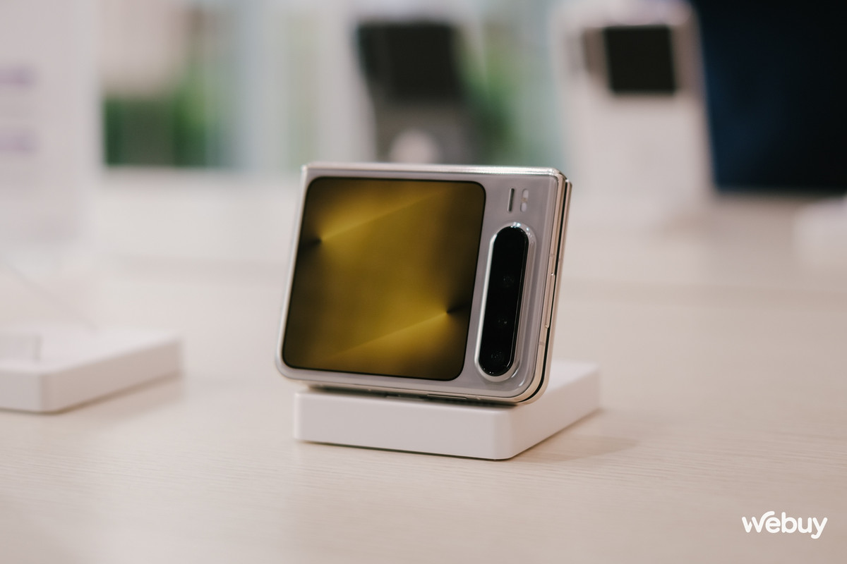 Màn hình phụ của Pura X có kích thước 3,5 inch, cũng sử dụng tấm nền LTPO2 AMOLED, độ phân giải 980 x 980 và có tần số quét 120Hz. Màn hình này là tỷ lệ vuông hoàn toàn và không bị khiếm khuyết ở bất cứ khu vực nào. Tuy nhiên, không phải ứng dụng nào cũng có thể sử dụng được ở giao diện màn hình phụ này.