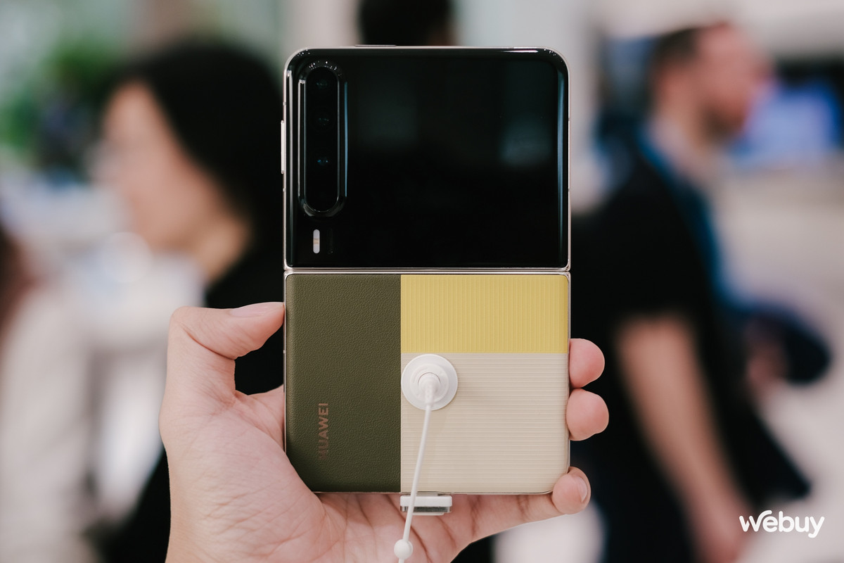 Chiếc máy này về cơ bản sẽ là dạng gập vỏ sò giống như Galaxy Z Flip hay dòng Pocket của Huawei, tuy nhiên khi gập lại thì người dùng sẽ chuyển sang chế độ dùng như điện thoại gập ngang dạng book style (giống Galaxy Z Fold)