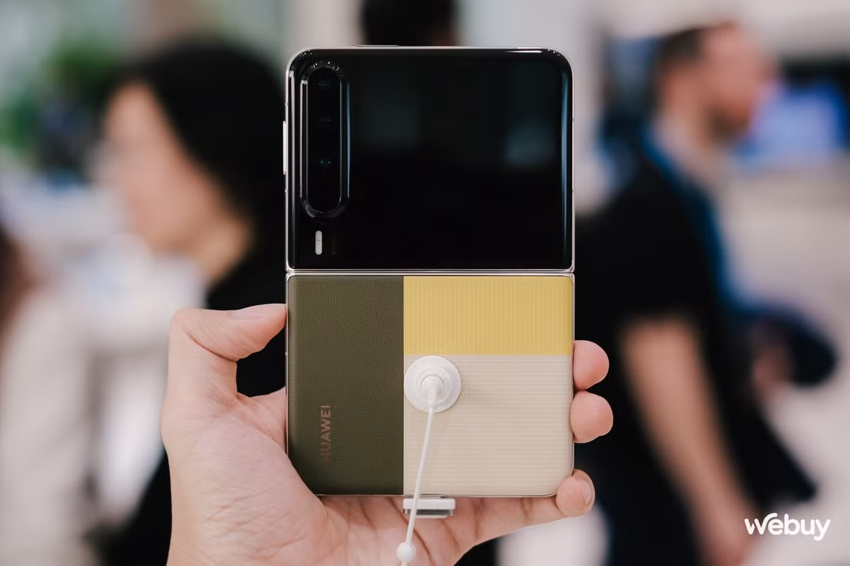 Chiếc máy này về cơ bản sẽ là dạng gập vỏ sò giống như Galaxy Z Flip hay dòng Pocket của Huawei, tuy nhiên khi gập lại thì người dùng sẽ chuyển sang chế độ dùng như điện thoại gập ngang dạng book style (giống Galaxy Z Fold)