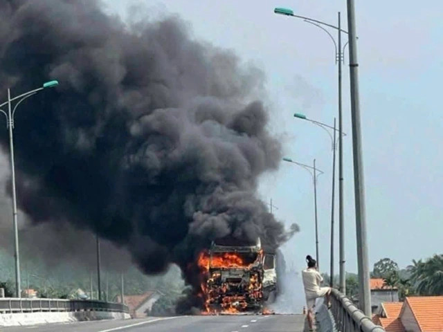 Xe tai boc chay du doi tren Quoc lo 1A doan qua Quang Ngai