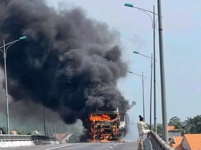 Xe tai boc chay du doi tren Quoc lo 1A doan qua Quang Ngai