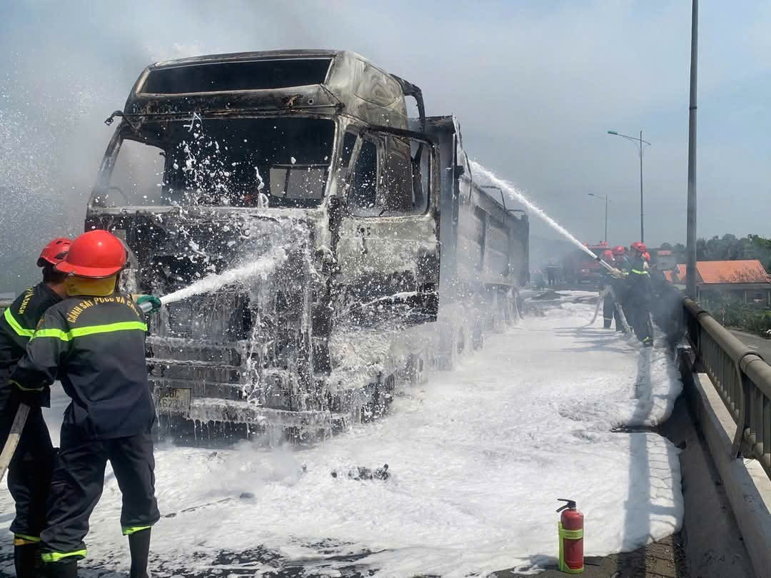 Xe tai boc chay du doi tren Quoc lo 1A doan qua Quang Ngai-Hinh-2