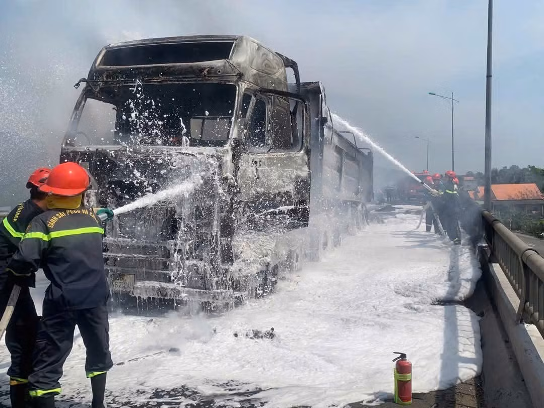 Xe tai boc chay du doi tren Quoc lo 1A doan qua Quang Ngai-Hinh-2