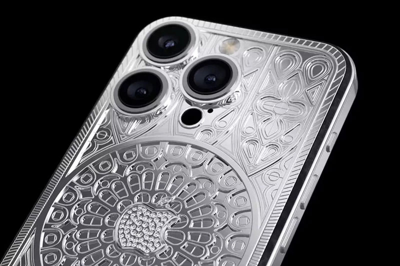 Toàn bộ mặt lưng chiếc iPhone phiên bản Notre Dame được “lột xác” hoàn toàn bằng vàng trắng 18K, được chạm khắc tỉ mỉ theo phong cách hoa văn cửa sổ hoa hồng nổi tiếng của nhà thờ. 