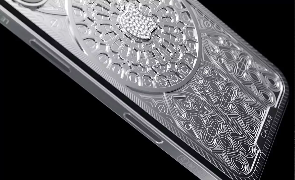 br/> Không dừng lại ở đó, logo Apple trên máy cũng được làm bằng vàng trắng nguyên khối, đính 59 viên kim cương đủ kích cỡ, lấp lánh như các tia sáng xuyên qua mái vòm kính.