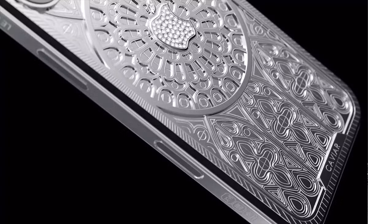 br/> Không dừng lại ở đó, logo Apple trên máy cũng được làm bằng vàng trắng nguyên khối, đính 59 viên kim cương đủ kích cỡ, lấp lánh như các tia sáng xuyên qua mái vòm kính.