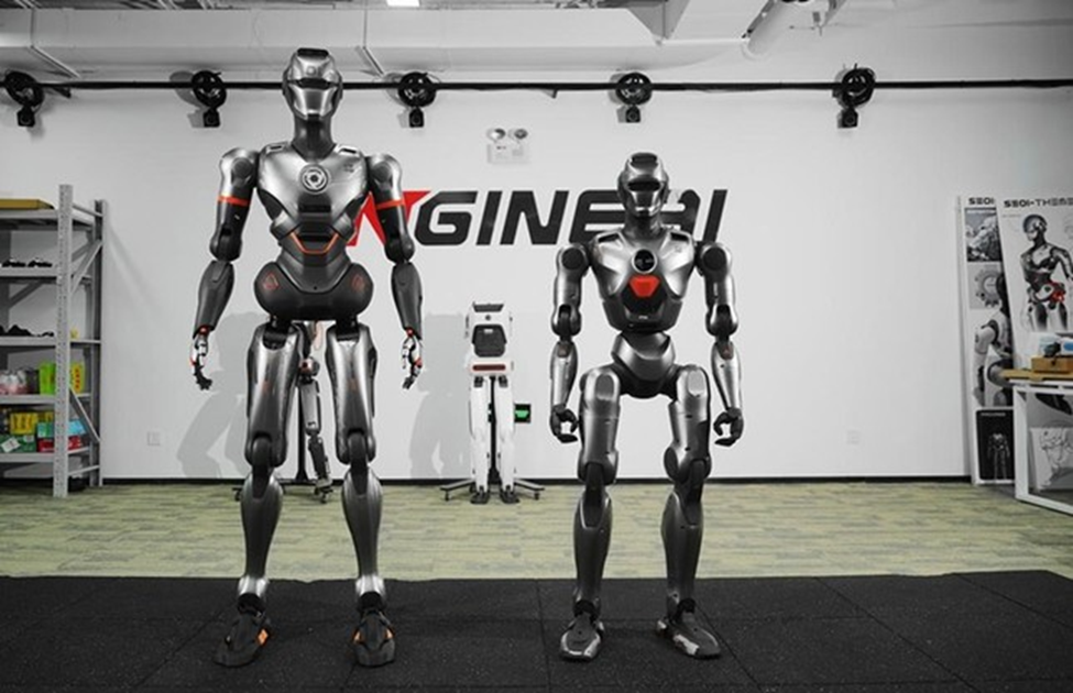 Trước đó, vào tháng 3, Trung Quốc cũng đã triển khai robot hình người tại Thâm Quyến để cùng cảnh sát tuần tra, tương tác với người đi đường, phản hồi lệnh bằng giọng nói và mặc áo phản quang, thu hút nhiều sự chú ý từ công chúng.