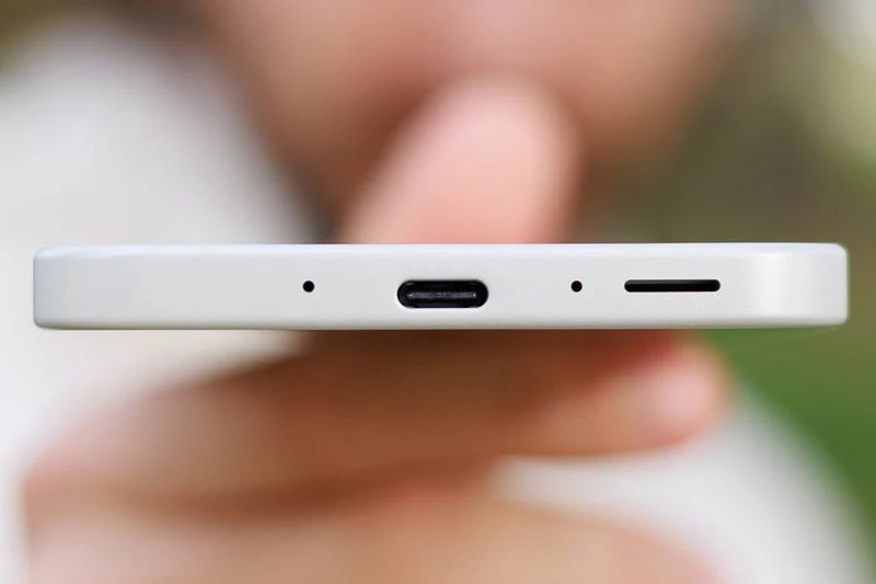 Mặt khác, nhà sản xuất còn tích hợp thêm công nghệ Knox Vault trên điện thoại Samsung A26 5G. Đây là giải pháp bảo mật đạt chứng nhận EAL-5+ giúp bảo vệ thông tin cá nhân và data quan trọng. Với công nghệ này, mật khẩu, khóa bảo mật và dữ liệu sinh trắc học được lưu trữ trong một môi trường tách biệt, hạn chế tối đa nguy cơ bị tấn công mạng.