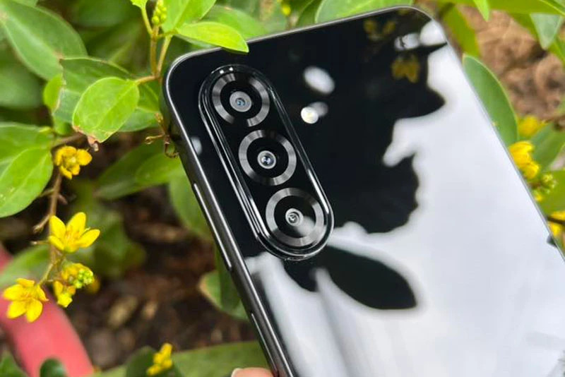 Samsung A26 nổi bật với ống kính chính lên đến 50MP OIS, giúp ghi lại những khoảnh khắc chi tiết, sống động. Không những vậy, hệ thống camera còn đi kèm cảm biến góc siêu rộng 8MP để hỗ trợ chụp phong cảnh dễ dàng.