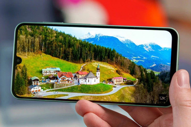 Samsung Galaxy A26 5G sử dụng màn hình Super AMOLED 6,7 inch, độ phân giải FHD+ (2.340x1.080 pixel), thiết kế notch Infinity-U và tần số quét 120Hz, đạt độ sáng tối đa 1.000 nit, bảo vệ bởi kính cường lực Corning Gorilla Glass Victus+.