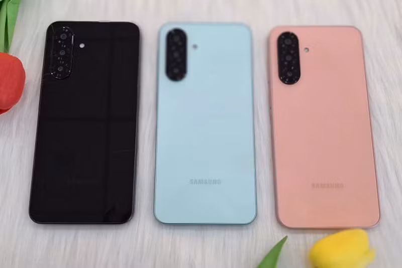 Ở thị trường Việt Nam, Samsung Galaxy A26 5G có 3 màu sắc để lựa chọn gồm đen opal, cam opal, xanh opal. Giá của phiên bản RAM 6 GB/ROM 128 GB là 6,59 triệu đồng.