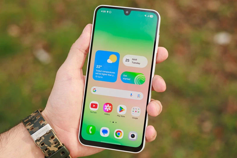 Samsung A26 5G được tối ưu với hệ điều hành One UI 7, mang đến giao diện trực quan, thao tác dễ dàng và tùy chỉnh linh hoạt theo sở thích của người dùng. Với Quick Share, việc chia sẻ hình ảnh, tài liệu trở nên nhanh chóng chỉ bằng một cú chạm, hỗ trợ cả thiết bị Samsung và các nền tảng khác.