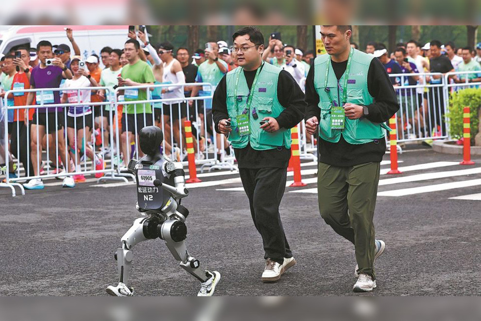 Hầu hết các team đua khác đều sử dụng nhiều hơn một con robot để thay đổi khi có sự cố hoặc không phải thay pin nếu như phần pin được thiết kế liền thân.