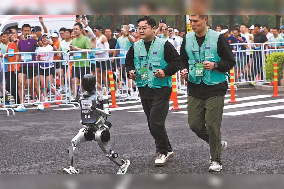 Hầu hết các team đua khác đều sử dụng nhiều hơn một con robot để thay đổi khi có sự cố hoặc không phải thay pin nếu như phần pin được thiết kế liền thân.