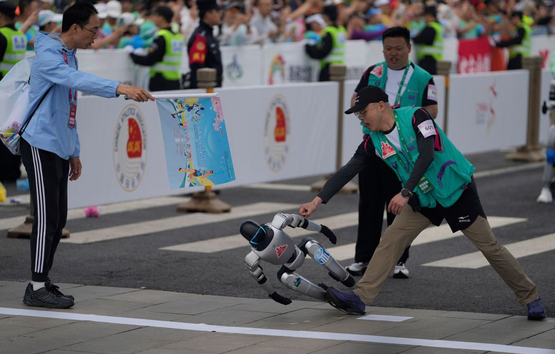 "Người nổi tiếng" Unitree G1 cũng không ngoại lệ, khi đã đến gần vạch đích, robot này đột nhiên mất thăng bằng và ngã xuống. Người kỹ sư hỗ trợ bên cạnh đã không kịp tóm lấy để tránh cú ngã. Có thể nguyên nhân là do hết pin.