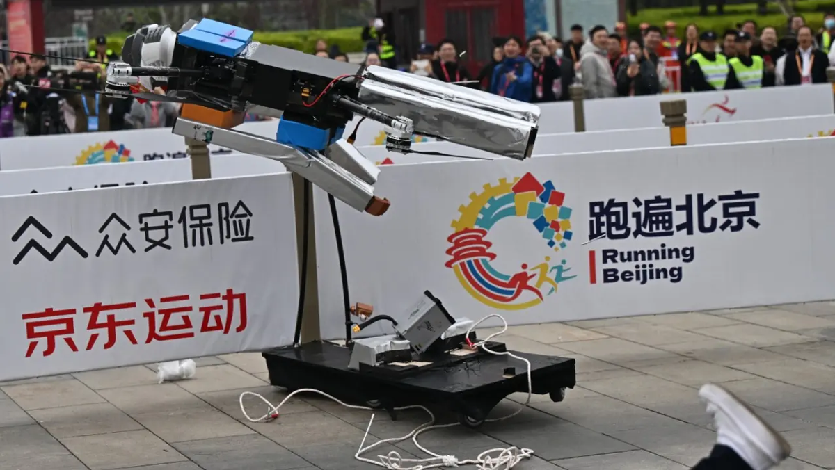 Một trong số những robot gặp nạn đã đâm vào biển quảng cáo và hất ngã người kỹ sư hỗ trợ đứng bên ngoài.