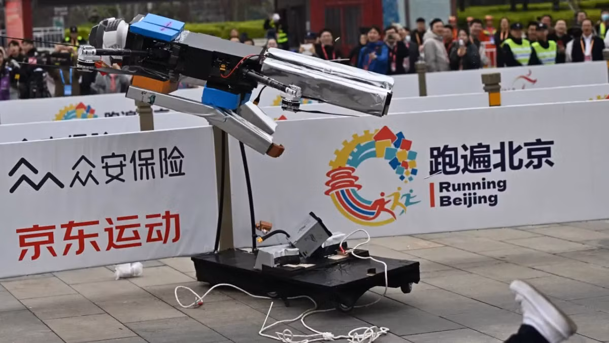 Một trong số những robot gặp nạn đã đâm vào biển quảng cáo và hất ngã người kỹ sư hỗ trợ đứng bên ngoài.